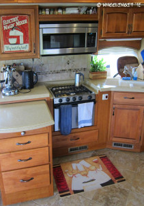 We've decorated the kitchen with burgundy-themed cooking accents